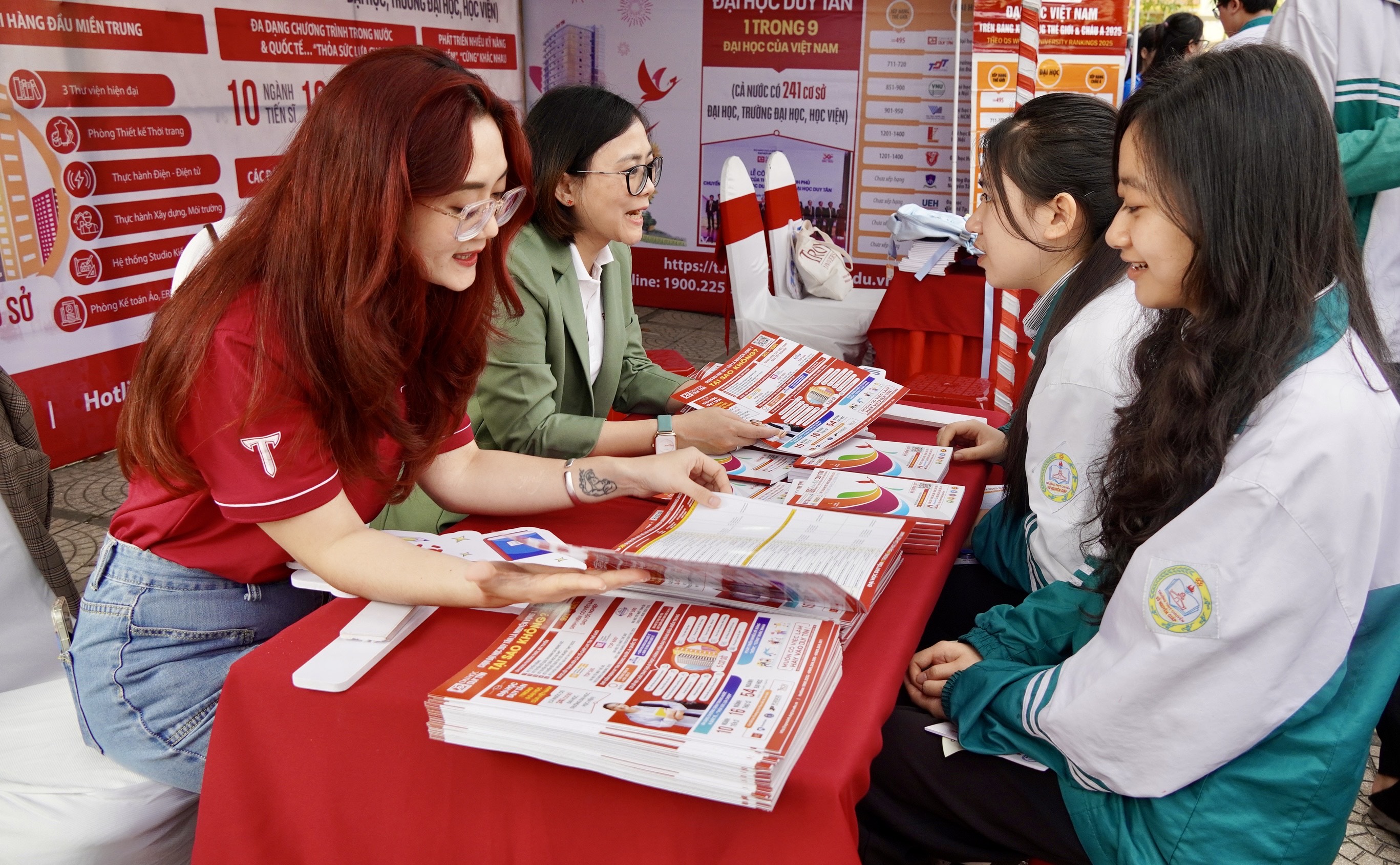 Các tư vấn viên giải đáp thắc mắc của học sinh về các vấn đề liên quan đến kỳ tuyển sinh đại học, cao đẳng năm 2025.