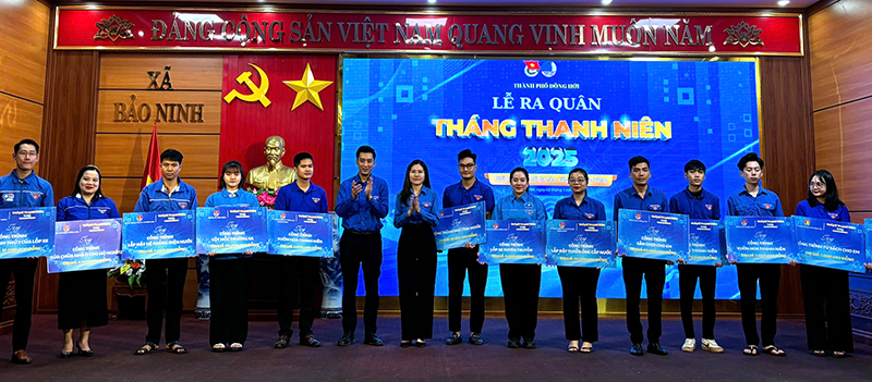Đại diện lãnh đạo Tỉnh đoàn và Thành đoàn Đồng Hới trao tặng các công trình phục vụ an sinh xã hội.