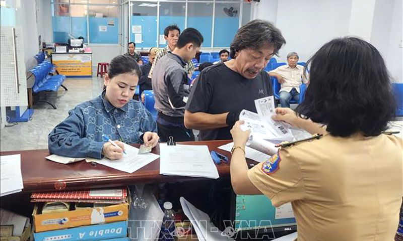 Người dân thực hiện các thủ tục cấp mới, đổi và cấp lại giấy phép lái xe tại trụ sở tại số 252 Lý Chính Thắng, phường 9 (Quận 3, TP Hồ Chí Minh). Ảnh: Mạnh Linh/TTXVN