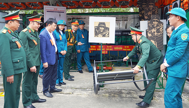 Các đại biểu tham quan mô hình học cụ, sáng kiến cải tiến kỹ thuật của LLVT huyện Quảng Ninh.