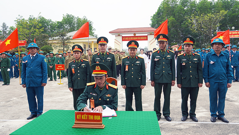 Các đơn vị ký kết giao ước thi đua.