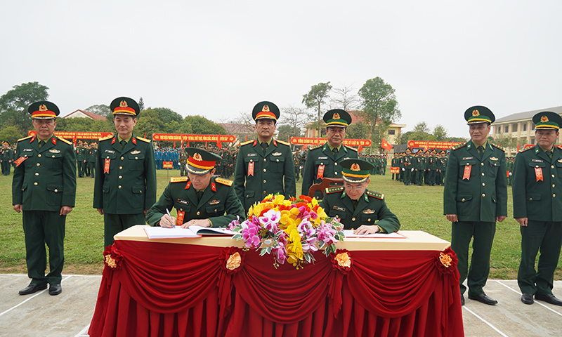 Các đơn vị ký kết giao ước thi đua.