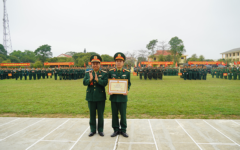 Đại tá Đoàn Xuân Bường trao danh hiệu  