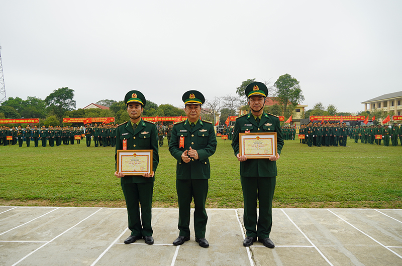 Thừa ủy quyền của Bộ Tư lệnh BĐBP, đại tá Trịnh Thanh Bình, Chỉ huy trưởng Bộ Chỉ huy BĐBP tỉnh trao giấy chứng nhận Đơn vị vững mạnh toàn diện,  