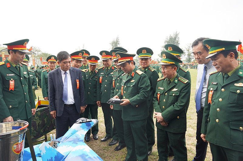 Các đồng chí lãnh đạo Quân khu 4 và Tỉnh  tham quan mô hình học cụ.