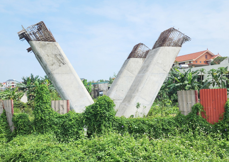 Một trụ cầu dừng thi công hơn 1 năm cây cỏ mọc um tùm.