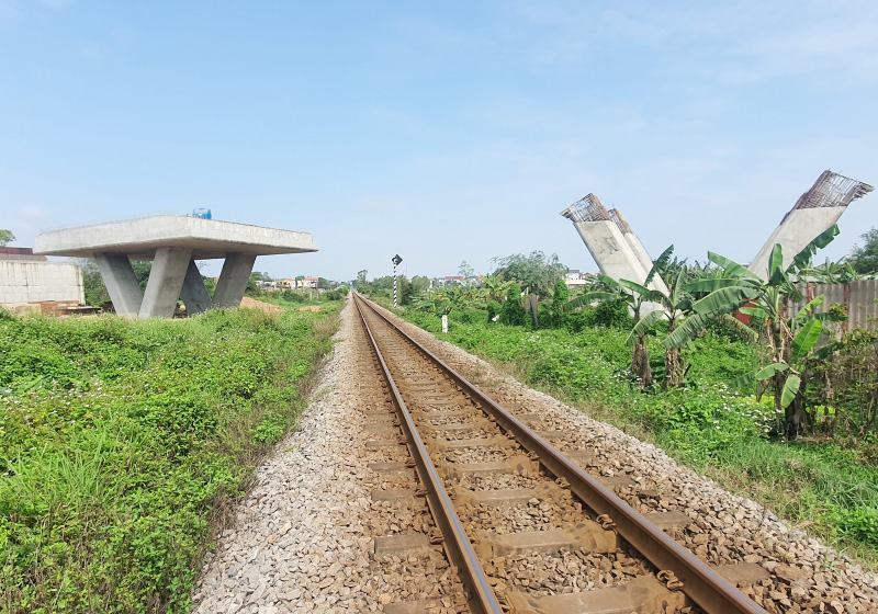 Đơn vị thi công cầu vượt qua đường sắt dừng thi công và công trường vắng bóng người.