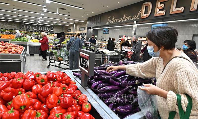 Người dân mua thực phẩm trong siêu thị tại Glendale, California, Mỹ. Ảnh tư liệu: AFP/TTXVN