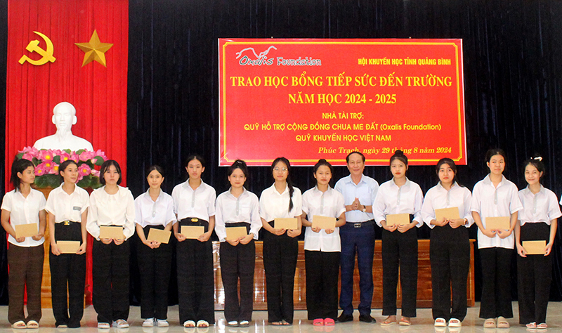 Đại diện lãnh đạo Hội Khuyến học tỉnh phối hợp trao học bổng tiếp sức đến trường cho học sinh trên địa bàn huyện Bố Trạch.