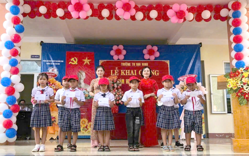 Hội Khuyến học xã Vạn Ninh phối hợp trao học bổng “Tiếp sức đến trường” cho các em học sinh trên địa bàn.