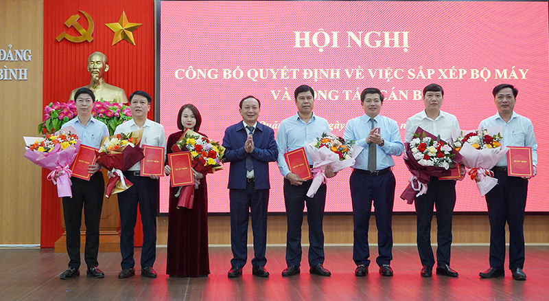 Các đồng chí lãnh đạo Đảng ủy CCQ Đảng tỉnh trao quyết định, tặng hoa chúc mừng nhân sự Cơ quan Ủy ban Kiểm tra Đảng ủy CCQ Đảng tỉnh.