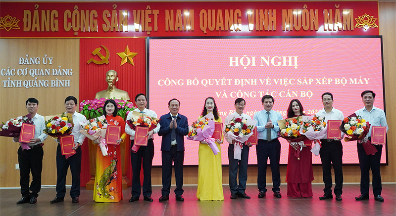 Các đồng chí lãnh đạo Đảng ủy CCQ Đảng tỉnh trao quyết định, tặng hoa chúc mừng lãnh đạo các cơ quan tham mưu, giúp việc Đảng ủy CCQ Đảng tỉnh.