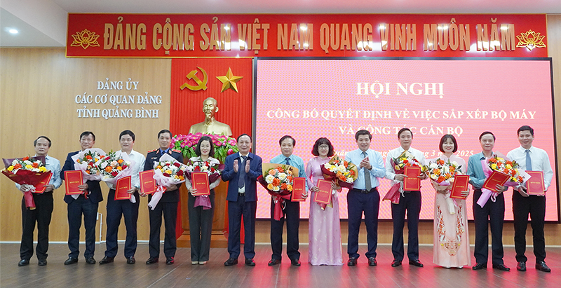 Các đồng chí lãnh đạo Đảng ủy CCQ Đảng tỉnh trao quyết định, tặng hoa chúc mừng các tổ chức cơ sở Đảng mới thành lập.