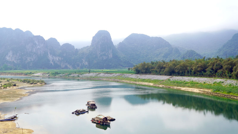 “Bức tranh” mùa xuân trên sông Gianh.