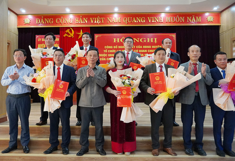 Lãnh đạo huyên Tuyên Hóa trao quyết định bổ nhiệm cho các đồng chí trưởng, phó phòng các cơ quan chuyên môn thuộc UBND huyện.