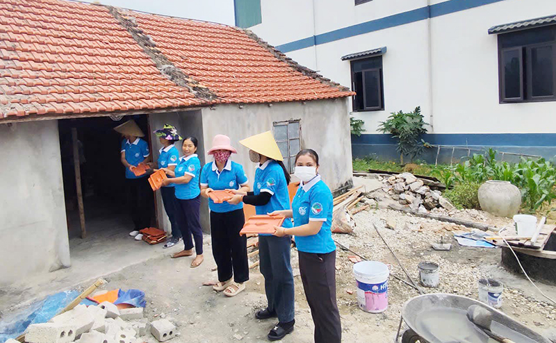 Phụ nữ Ba Đồn tích cực hỗ trợ các gia đình xóa nhà tạm, nhà dột nát trên địa bàn.