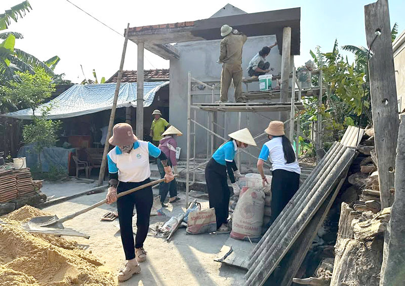 Chị em hội viên phụ nữ xã Quảng Tùng (Quảng Trạch) triển khai mô hình 