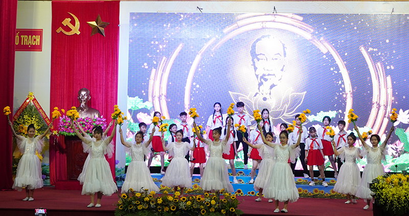 Văn nghệ chào mừng.