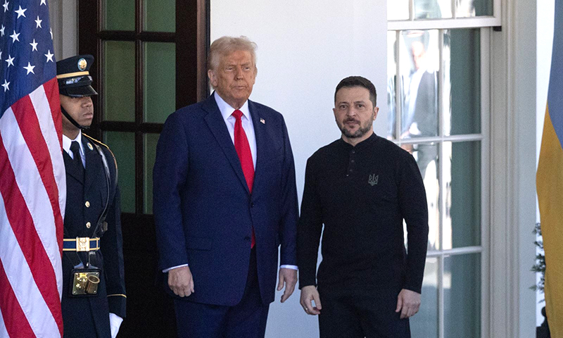 Tổng thống Ukraine Volodymyr Zelensky (phải) trong cuộc gặp Tổng thống Mỹ Donald Trump (giữa) tại Washington, DC ngày 28/2/2025. Ảnh: THX/TTXVN