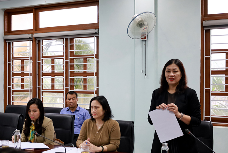 Hiệu trưởng Trường THPT chuyên Võ Nguyên Giáp Nguyễn Thị Hải Yến báo cáo tại buổi giám sát.