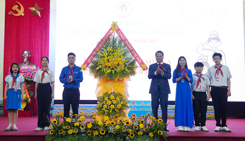 Đại diện lãnh đạo huyện Bố Trạch tặng hoa chúc mừng đại hội.