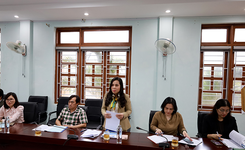  Phó hiệu trưởng Trường ĐHQB Dương Thị Ánh Tuyết báo cáo tại tại buổi giám sát.