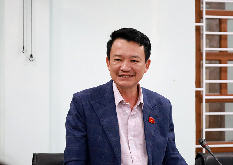 Đồng chí Trần Quang Minh, Ủy viên Ủy ban Kinh tế và Tài chính của Quốc hội phát biểu tại buổi giám sát.
