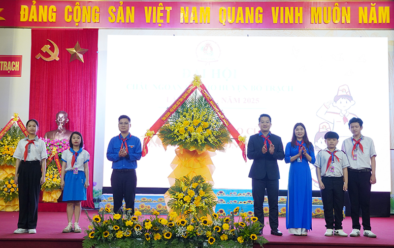 Đại diện lãnh đạo Hội đồng Đội tỉnh tặng hoa chúc mừng đại hội.