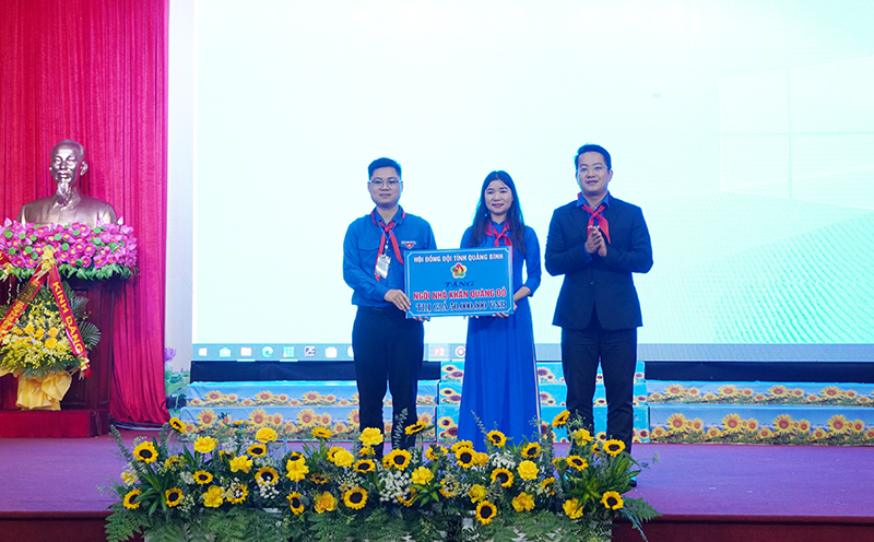 Đại diện Hội đồng Đội tỉnh trao biển hỗ trợ ngôi nhà  "Khăn quàng đỏ " cho lãnh đạo Huyện đoàn, Hội đồng Đội Bố Trạch.