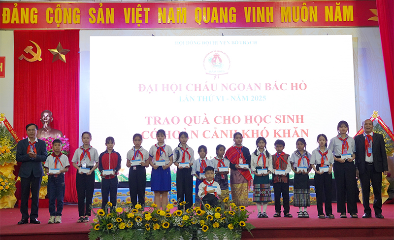 Đại diện lãnh đạo Ủy ban MTTQVN, Hội Khuyến học huyện Bố Trạch trao quà hỗ trợ cho các đại biểu có hoàn cảnh khó khăn nỗ lực vươn lên trong học tập và rèn luyện.