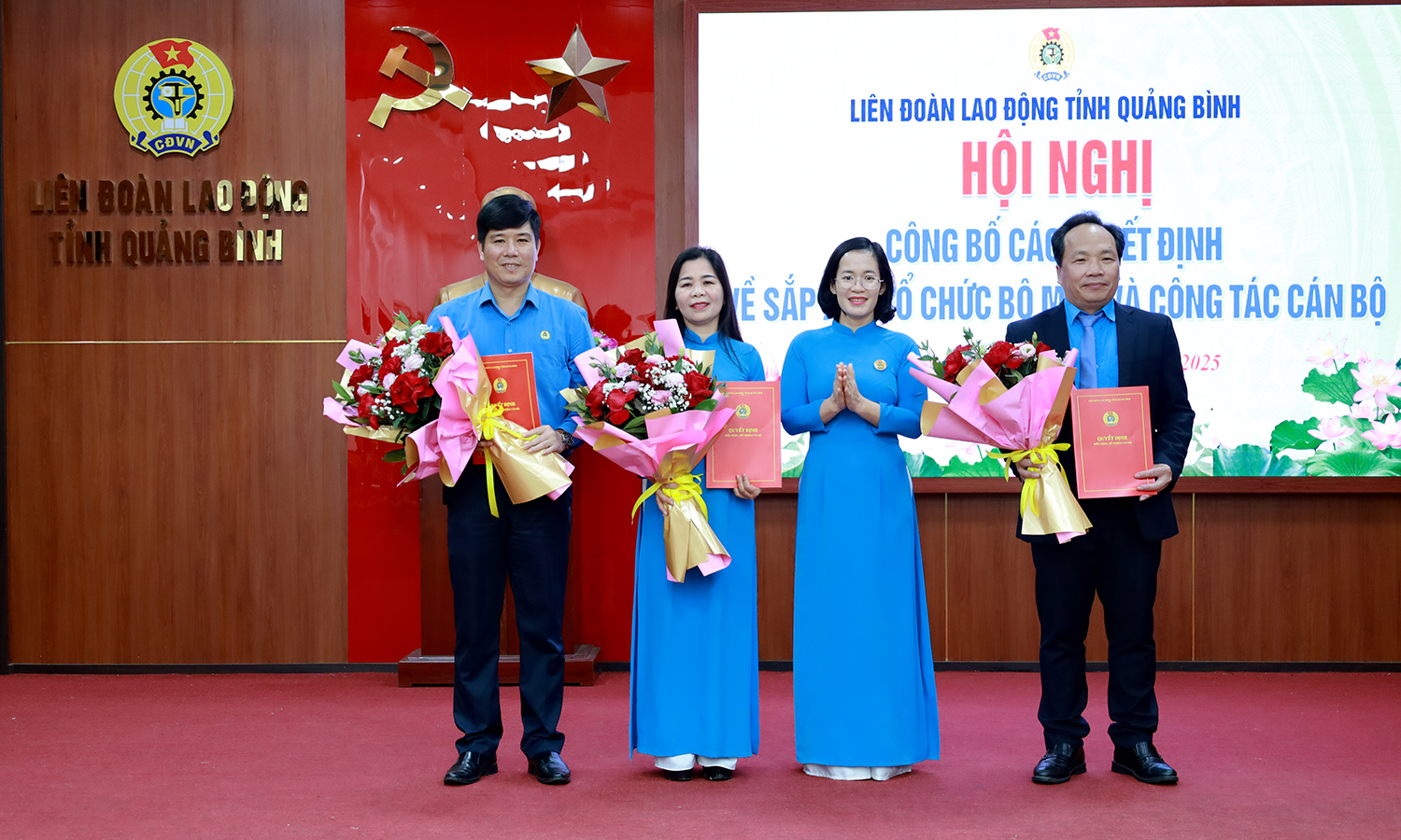 Đại diện lãnh đạo LĐLĐ tỉnh trao quyết định và tặng hoa chúc mừng các đồng chí cán bộ.