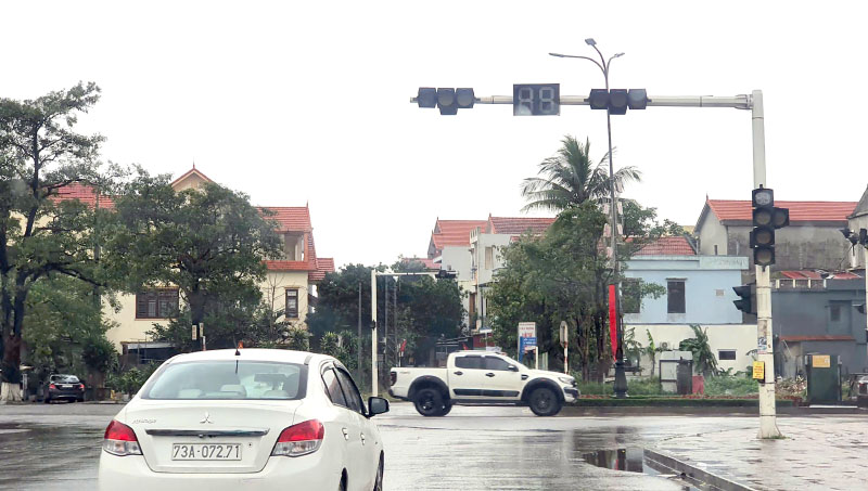 Đèn tín hiệu giao thông tại ngã năm Hải Thành bị hỏng vẫn chưa được khắc phục.