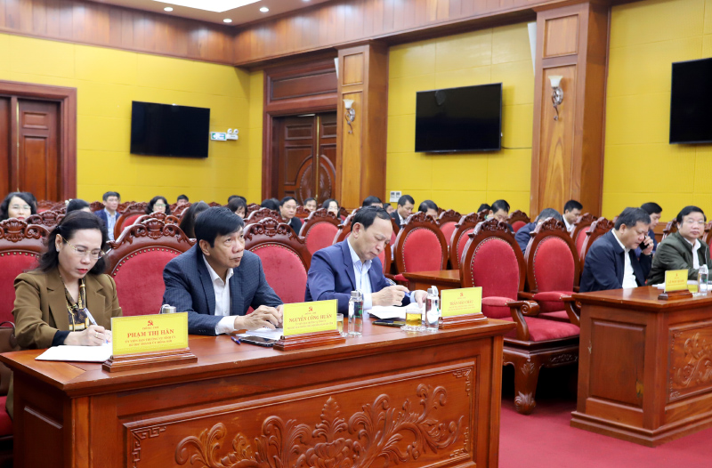 Các đồng chí lãnh đạo tỉnh tại phiên họp triển khai các nội dung chuẩn bị cho dự thảo Văn kiện Đại hội Đảng bộ tỉnh lần thứ XVIII.