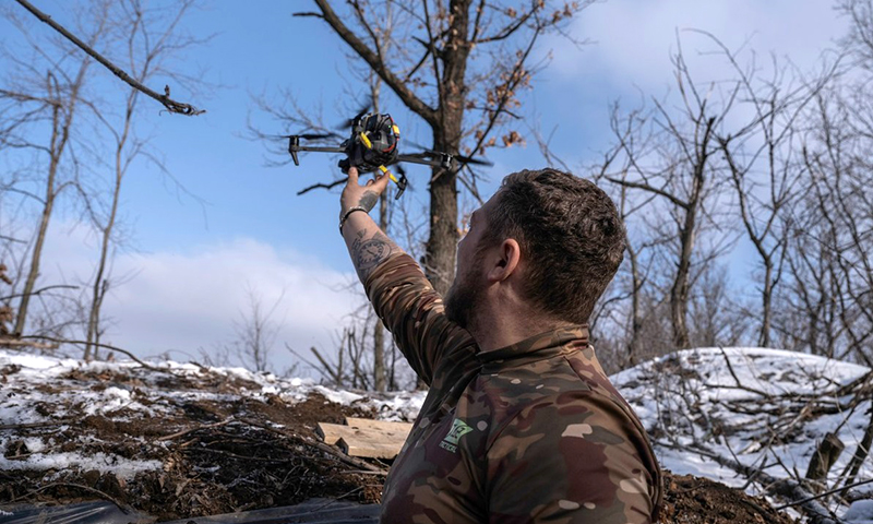 Một binh sĩ Ukraine đang sử dụng UAV trên chiến trường ở miền Đông. Ảnh: Bộ Quốc phòng Ukraine/X