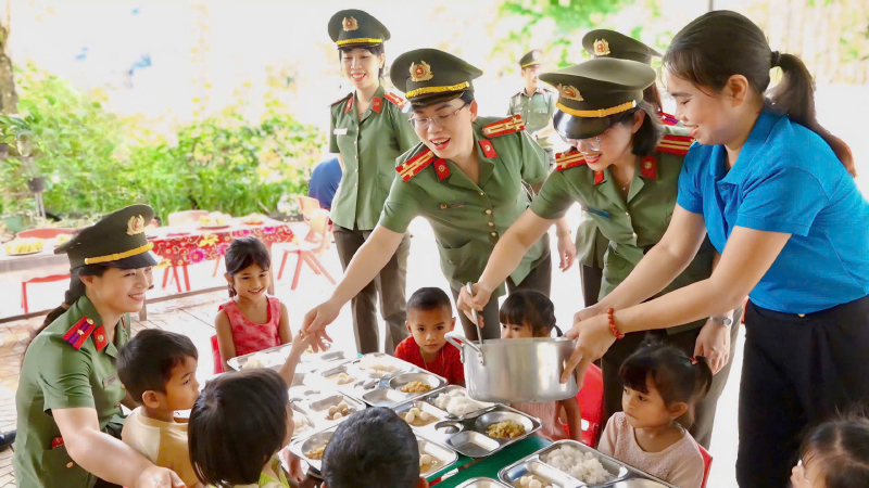 Phụ nữ Công an tỉnh tích cực tham gia các hoạt động vì cộng đồng.