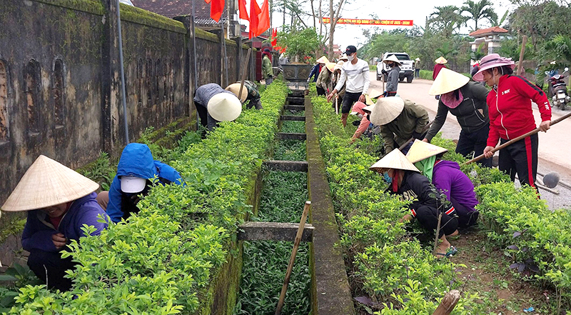 Phụ nữ xã Mai Thủy (Lệ Thủy) tích cực góp sức xây dựng nông thôn mới tại địa phương.