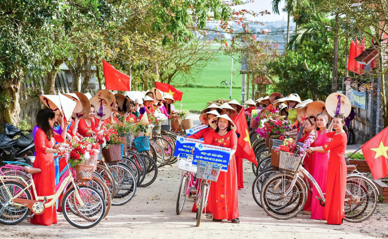 Đông đảo chị em phụ nữ xã Quảng Lưu (Quảng Trạch) tham gia diễu hành xe đạp.