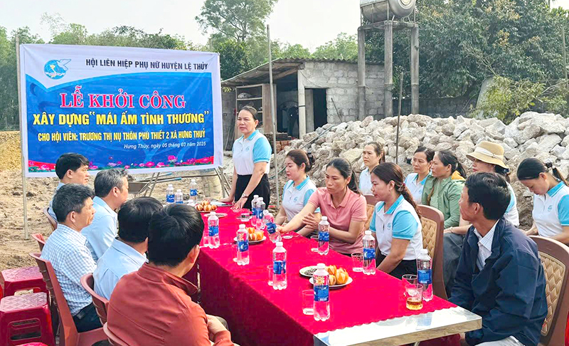 Hội LHPN huyện Lệ Thủy tổ chức khởi công mái ấm tình thương cho hội viên phụ nữ có hoàn cảnh khó khăn.