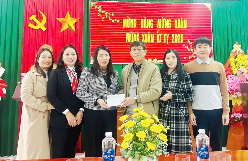 Công đoàn ngành Giáo dục cùng lãnh đạo Sở Giáo dục-Đào tạo thăm, tặng quà cho cán bộ, giáo viên, nhân viên công tác ở vùng sâu, vùng xa dịp Tết Nguyên đán Ất Tỵ 2025.