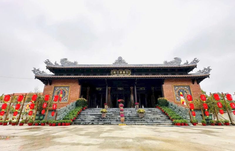 Chùa Cảnh Tiên tọa lạc trên đồi cát trắng, mang vẻ đẹp hoài cổ.