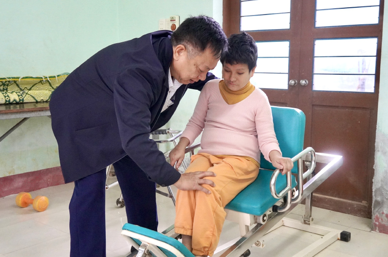 Hơn 23 năm gắn bó, ông Chiến xem trẻ khuyết tật như người thân, ruột thịt của mình.