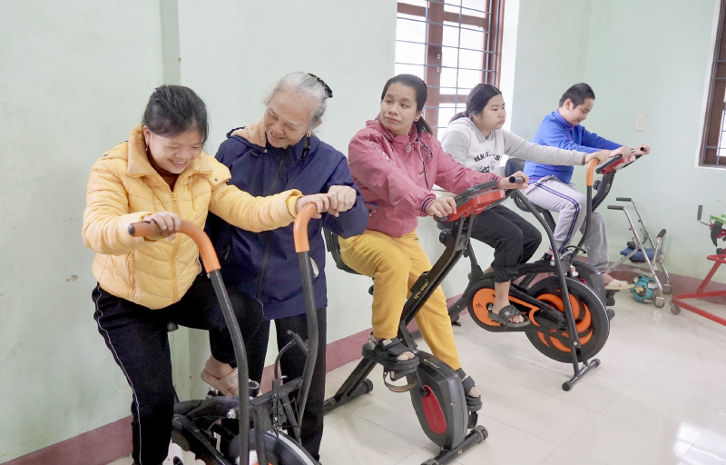 Niềm vui của bà Lợi là được thấy các cháu tiến bộ, phục hồi sức khỏe mỗi ngày.