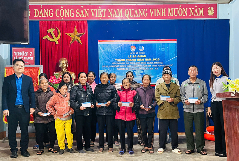 Đại diện lãnh đạo Huyện đoàn Bố Trạch trao tiền hỗ trợ cho các gia đình có hoàn cảnh khó khăn tại xã Hạ Mỹ.