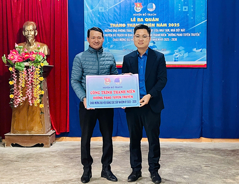 Đại diện lãnh đạo Huyện đoàn Bố Trạch trao biển hỗ trợ công trình thanh niên “Đường Pano tuyên truyền” chào mừng đại hội Đảng các cấp nhiệm kỳ 2025-2030 cho xã Hạ Mỹ.