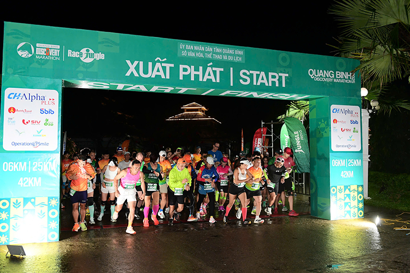 VĐV tranh tài ở cự ly 25km xuất phát.
