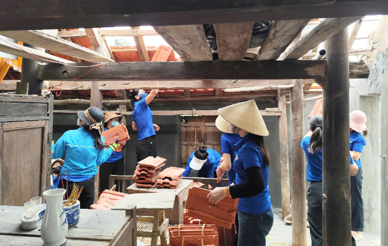 Đội hình thanh niên tình nguyện xã Quảng Tiên giúp đỡ các gia đình khó khăn xóa nhà tạm, nhà dột nát.