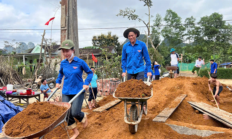 Các đội tình nguyện hỗ trợ người dân xóa nhà tạm, nhà dột nát.