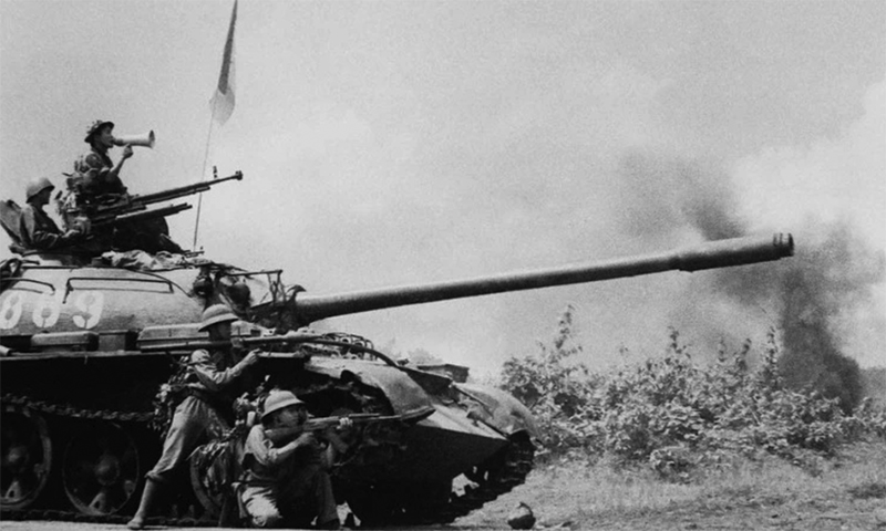 Xe tăng quân giải phóng tiến đánh thị xã Buôn Ma Thuột, ngày 10/3/1975. (Ảnh: Tư liệu TTXVN)