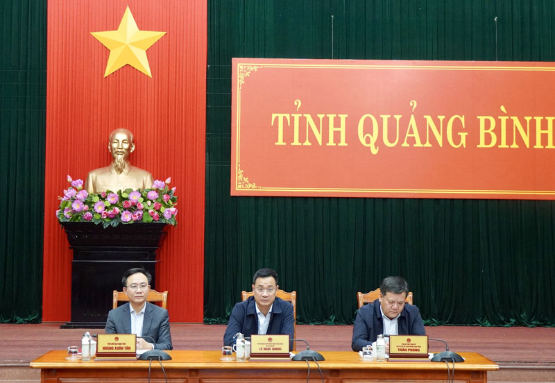 Các đồng chí lãnh đạo tỉnh dự phiên họp tại điểm cầu tỉnh Quảng Bình.