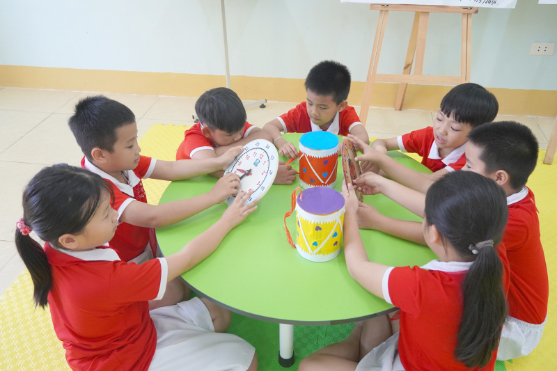 Tự tay tạo nên các đồ dùng học tập là những trải nghiệm thú vị đối với học sinh.